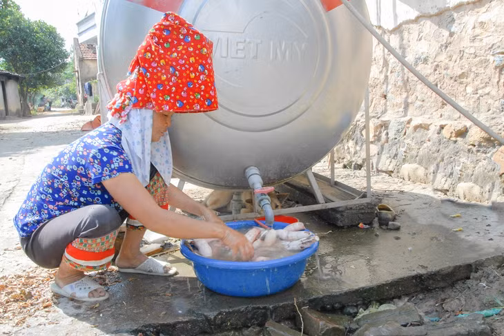 Người dân thôn Đồng Trà (xã Đồng Lâm, huyện Hoành Bồ) sử dụng nước hợp vệ sinh để nấu ăn hằng ngày.