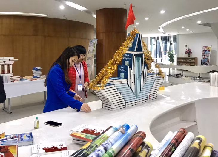 Các cán bộ Thủ thư chuẩn bị không gian xếp sách nghệ thuật.
