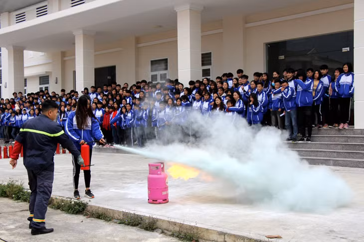 Ngày 21/1, Công an huyện Cô Tô phối hợp với Trường THPT Cô Tô tổ chức tuyên truyền phổ biến kiến thức pháp luật về đảm bảo trật tự an toàn giao thông, phòng cháy chữa cháy cho 244 thầy cô và học sinh toàn trường.