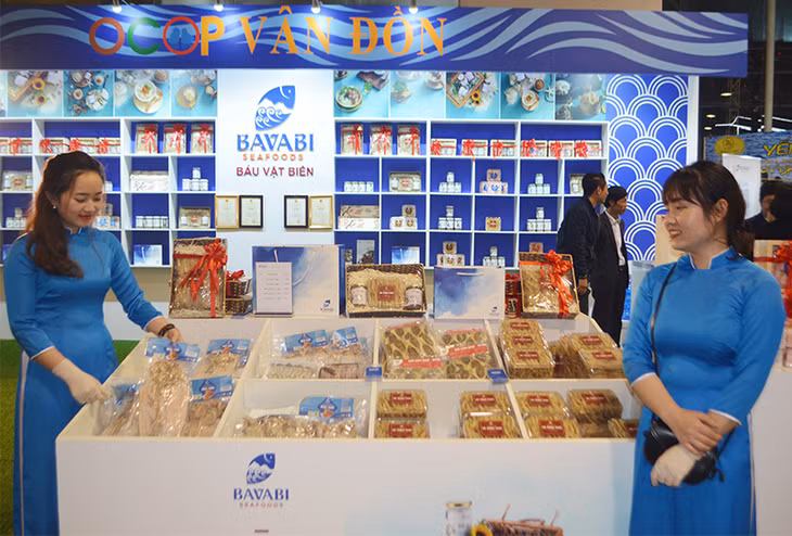 Gian hàng của Công ty TNHH Sản xuất và Thương mại thủy sản Quảng Ninh được trang trí bắt mắt