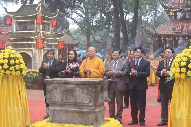 Khai hội mùa xuân Côn Sơn-Kiếp Bạc 2018 và công bố Bia Côn Sơn Tư Phúc Tự Bi là bảo vật Quốc gia. (Ảnh: Mạnh Minh/TTXVN)