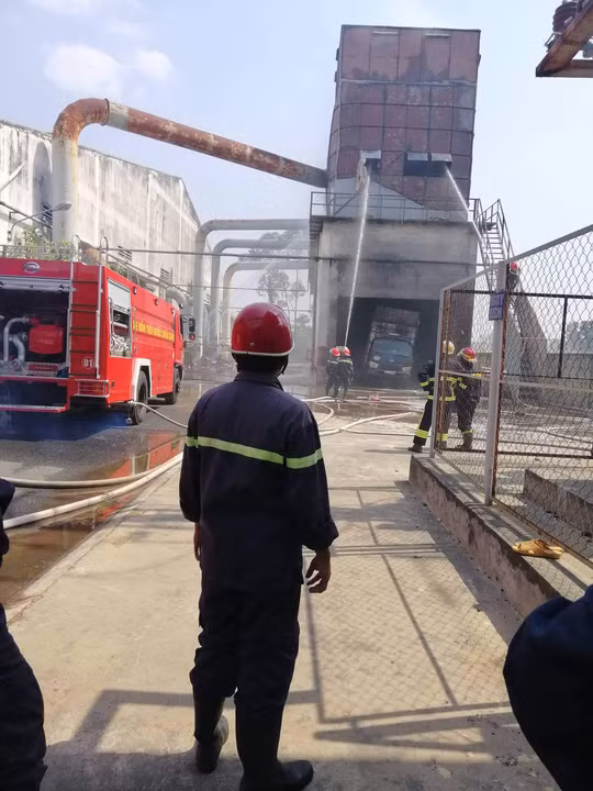 Lính cứu hỏa đang chữa cháy