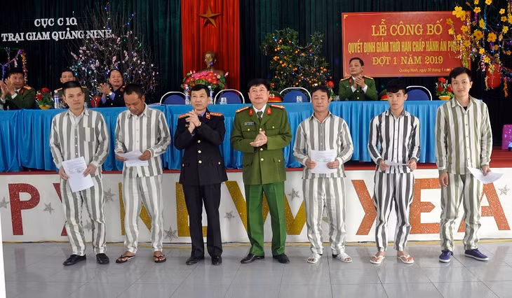 Giám thị Trại Giam Quảng Ninh và lãnh đạo Viện Kiểm sát nhân dân tỉnh trao Quyết định giảm án tha tù cho các phạm nhân.