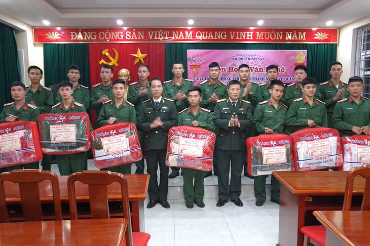 Cán bộ đại đội Trinh sát (Bộ CHQS tỉnh) tặng quà cho 17 quân nhân xuất ngũ về địa phương.
