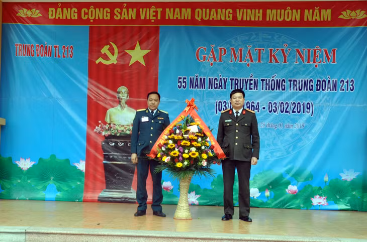Nhiều cơ quan, đơn vị đến tặng hoa chúc mừng Trung đoàn 213 nhân kỷ niệm 55 năm ngày thành lập