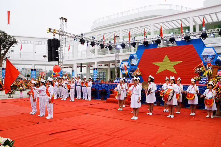 Đội nghi thức của Cung văn hóa thiếu nhi Quảng Ninh thực hiện nghi lễ chào cờ trong Lễ khánh thành.