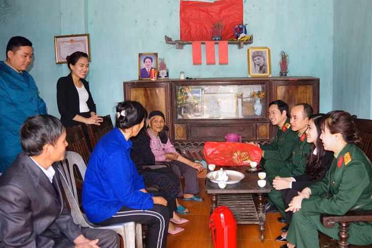 Ban CHQS thành phố; Hội Liên hiệp phụ nữ TP Uông Bí đến thăm, tặng quà gia đình có hoàn cảnh khó khăn trên địa bàn xã Thượng Yên Công
