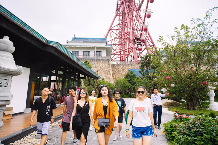 Du khách tại khu vui 
