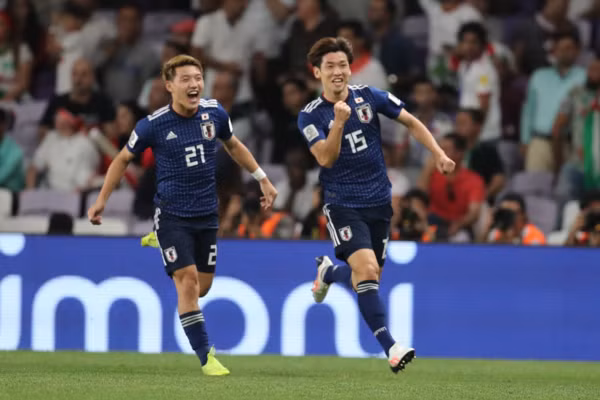 Yuya Osako (15) chia vui sau bàn thắng mở tỷ số. Ảnh: AFC.