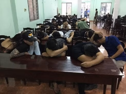 Hàng chục nam thanh - nữ tú tại cơ quan công an. (Ảnh: Công an)