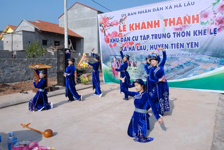 Tiết mục văn nghệ chào mừng do chính người dân xã Hà Lâu biểu diễn.