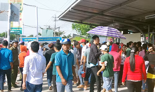 Công nhân Công ty TNHH Giày da Mỹ Phong giờ tan ca. Ảnh: Châu Thành