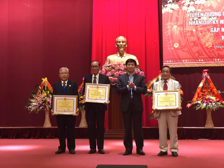 Trao khen thưởng cho các tập thể và cá nhân có thành tích xuất sắc nhân dịp kỷ niệm 15 năm thành lập Hội TNVK.