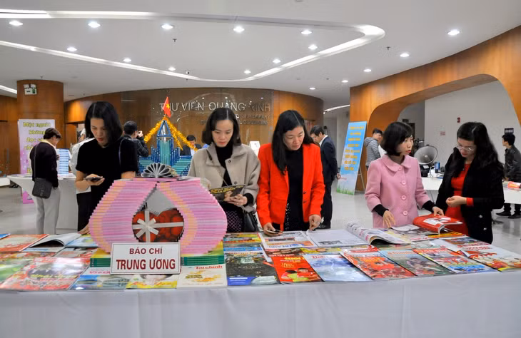 Công chúng, độc giả đón đọc các ấn phẩm báo, tạp chí Xuân được trưng bày tại Hội báo Xuân.