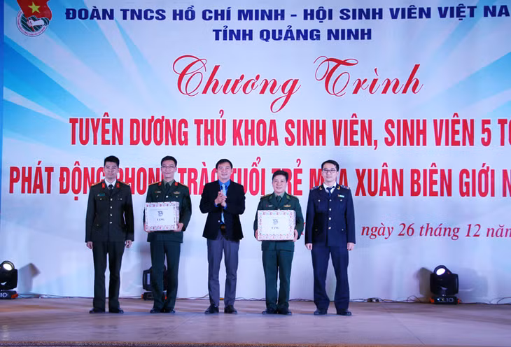 Đồng chí Lê Hùng Sơn, Bí thư Tỉnh Đoàn, đại diện cho các cấp bộ Đoàn trong tỉnh gửi tặng những phần quà ý nghĩa đến các cán bộ, chiến sĩ đang làm nhiệm vụ nơi biên giới, hải đảo trên địa bàn tỉnh tại lễ phát động.