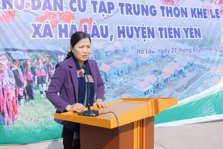 Đồng chí Đỗ Thị Lan, Trưởng Đoàn ĐBQH tỉnh, phát biểu tại buổi lễ.