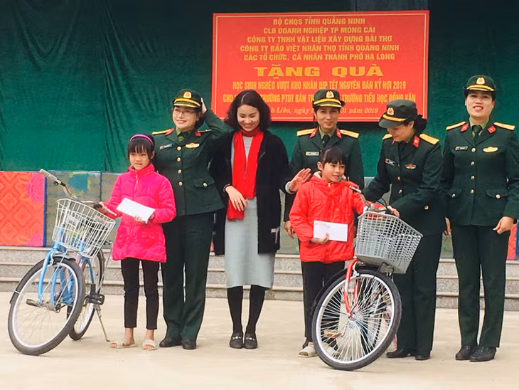 Đoàn Thanh niên Bộ CHQS tỉnh phối hợp tặng xe đạp cho 2 học sinh có hoàn cảnh khó khăn tại xã Đồng Văn, huyện Bình Liêu. Ảnh: Văn Đảm: Bộ CHQS tỉnh