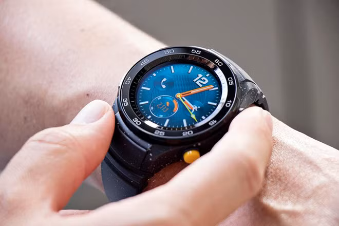 Huawei Watch 2 cũng được giảm 900.000 đồng, còn 3,7 triệu đồng. Thiết bị có màn hình AMOLED 1,2 inch cùng độ phân giải 390 x 390 pixel. Watch 2 chạy trên con chip Snapdragon 2100 đi kèm với RAM 768 MB và bộ nhớ trong 4 GB. Model này cũng được trang bị các tính năng theo dõi sức khỏe như đo nhịp tim, giấc ngủ, đếm số bước chân và quãng đường… Ảnh: Slickdeals.