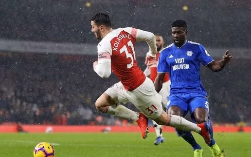  Kolasinac kiếm về quả phạt đền cho Arsenal.