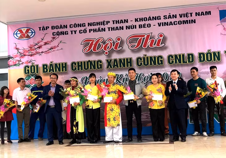 Ban Tổ chức trao giải cho các đội đoạt giải.