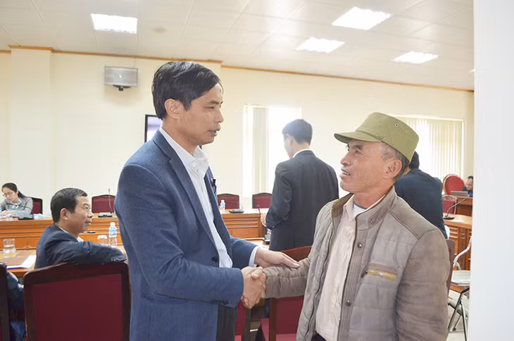 Đồng chí Vũ Văn Diện, Phó Chủ tịch UBND tỉnh trò chuyện, chia sẻ, đồng thời đề nghị các chủ cơ sở lò vôi thủ công chấp hành nghiêm chủ trương của tỉnh về thời gian chấm dứt hoạt động của các lò vôi thủ công tại buổi tiếp công dân định kỳ tháng 1/2019.