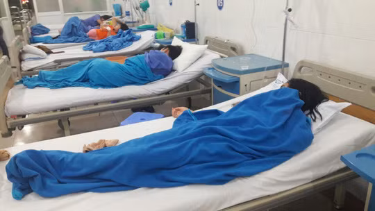 Các bệnh nhân bị ngộ độc được nhập viện trong tình trạng viêm dạ dày ruột cấp tính