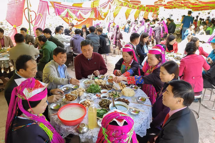 Lãnh đạo tỉnh, huyện, xã dùng bữa cơm đoàn kết, mừng 
