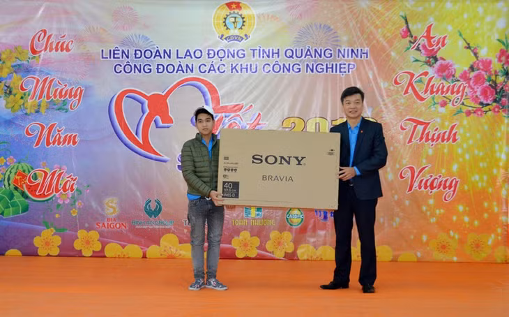Đồng chí Đặng Văn Chính, Chủ tịch Công đoàn các KCN tỉnh trao tivi cho một lao động may mắn trúng thưởng.