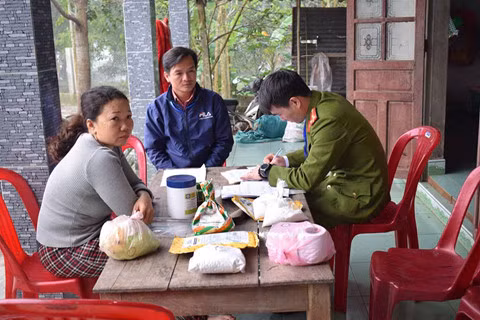 Lực lượng công an lập biên bản vi phạm sử dụng hàn the trong sản xuất nem, chả tại Quảng Điền. Ảnh: C.T.V