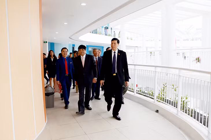 Đồng chí Nguyễn Đức Long, Phó Bí thư Tỉnh ủy, Chủ tịch UBND tỉnh cùng các đại biểu tham quan một số khối nhà học chức năng của Cung Văn hóa thanh thiếu nhi tỉnh.