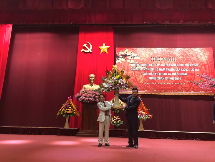Đồng chí Nguyễn Văn Hưởng, Ủy viên Ban thường vụ tỉnh ủy, Trưởng Ban dân vận, Chủ tịch Ủy ban MTTQ tỉnh tặng hoa chúc mừng hội nghị.