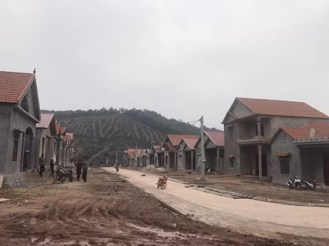 Những ngôi nhà được xây dựng kiên cố khang trang đẹp đẽ ở Khu di dân tập trung thôn Khe Lẹ 