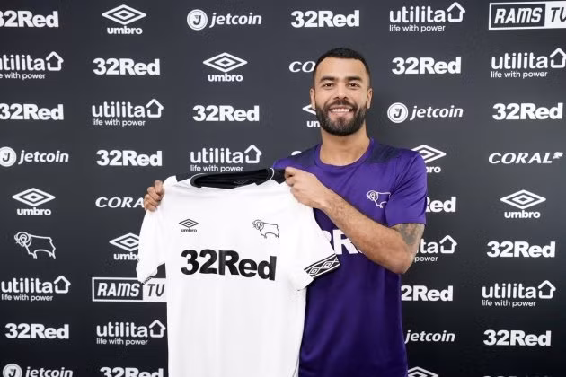  Ashley Cole đã chính thức chuyển sang Derby County thi đấu