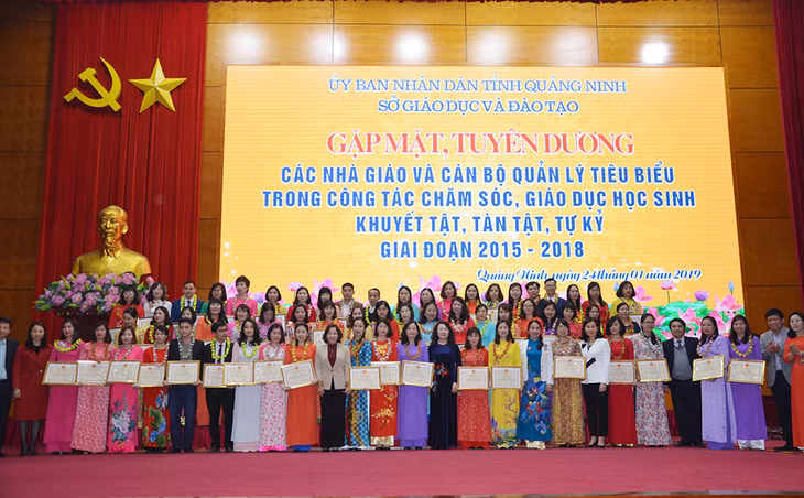 Các đại biểu chụp ảnh lưu niệm cùng với các nhà giáo, cán bộ quản lý tiêu biểu trong công tác chăm sóc, giáo dục học sinh khuyết tật.