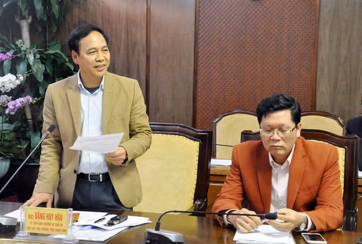 Đồng chí Đặng Huy Hậu, Phó Chủ tịch Thường trực UBND tỉnh phát biểu ý kiến tại hội nghị. 
