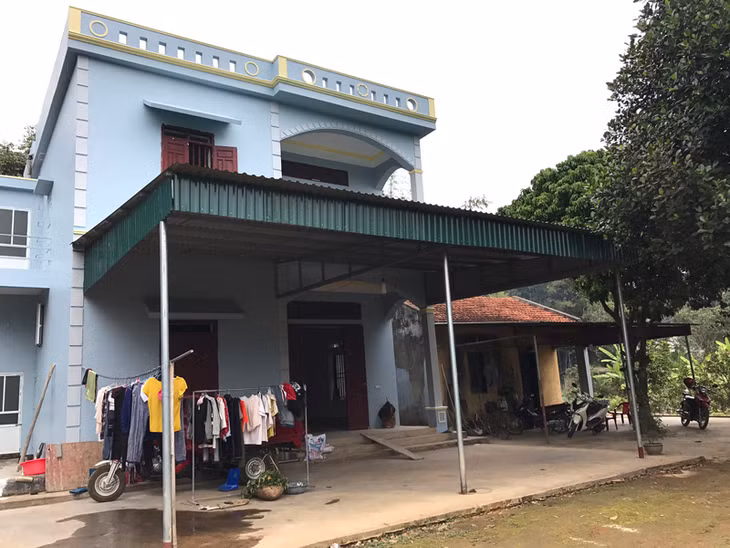 Nhờ trồng cam, anh Hoàng Thiêm Hưởng đã xây dựng được một ngôi nhà khang trang .