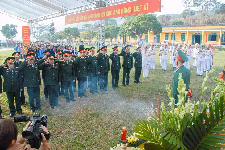 Các đại biểu thắp hương truy điệu, tưởng nhớ công lao các anh hùng, liệt sĩ.