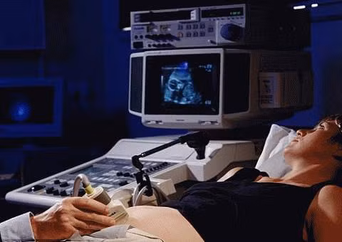 Các cặp vợ chồng hiện phải đợi đến khi thai nhi 20 tuần tuổi mới biết chính xác giới tính của đứa con sắp chào đời nhờ phương pháp siêu âm. (Ảnh: Getty Images)