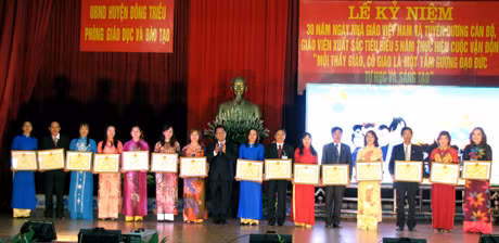 Thừa ủy quyện của Chủ tịch UBND tỉnh. Đồng chí Vũ Văn Học, Chủ tịch UBND huyện trao công nhận danh hiệu Chiến sĩ th đua cấp tỉnh giai đoạn 2009-2012.