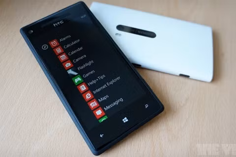 Cả Lumia 920 và HTC 8X đều gặp lỗi.