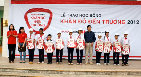 Đại diện Hội khuyến học tỉnh và Ngân hàng Techcombank chi nhánh Quảng Ninh trao học bổng cho trẻ em nghèo hiếu học Quảng Ninh. Ảnh: Hoàng Trình