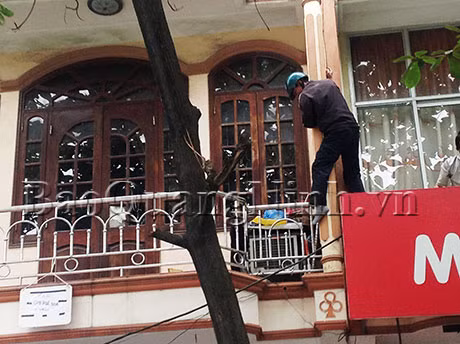 Một người hàng xóm trèo qua lan can tầng 2 thì phát hiện bà Út đã chết.