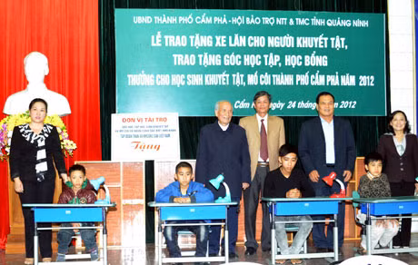 Ông Nguyễn Ngọc Đàm, Chủ tịch Hội BTNTT và TMC tỉnh cùng lãnh đạo TP Cẩm Phả trao góc học tập cho học sinh mồ côi có hoàn cảnh khó khăn ở TP Cẩm Phả