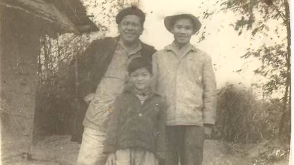Nhạc sỹ Đỗ Nhuận (bên trái) lên thăm con trai Đỗ Hồng Quân (giữa) tại An Phú - Yên Dũng - Hà Bắc năm 1966. Bên phải là nhạc sỹ Nguyễn Liệu