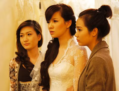 Đan Lê (giữa) trong phim Ba đám cưới, một đời chồng