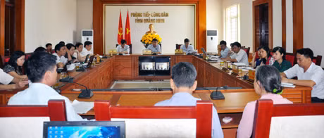 Công tác tiếp dân, giải quyết khiếu nại, tố cáo luôn có sự đóng góp tích cực của Thanh tra tỉnh. Trong ảnh: Đồng chí Dương Thái Sơn, Chánh Thanh tra tỉnh chủ trì tiếp công dân.