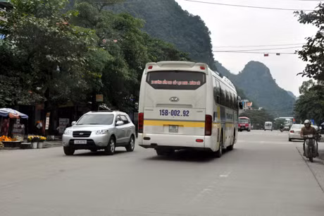 Một trong nguyên nhân gây mất ATGT đoạn QL18A qua phường Quang Hanh (TP Cẩm Phả) là do vạch sơn đường bị bào mòn, không được kẻ lại kịp thời.