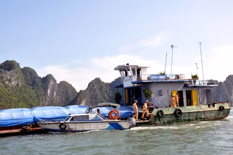 Lực lượng cảnh sát đường thuỷ Công an tỉnh kiểm tra phương tiện hoạt động trên biển. Ảnh: TUẤN HƯƠNG