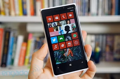 Lumia 920. Ảnh: Engadget.