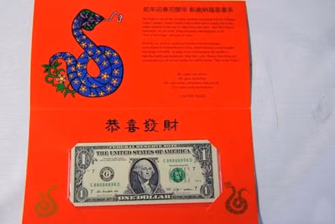 Tờ 1 USD may mắn cho năm 2013. Ảnh: People Daily